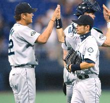 Mariners' Sasaki notches season's 33rd save